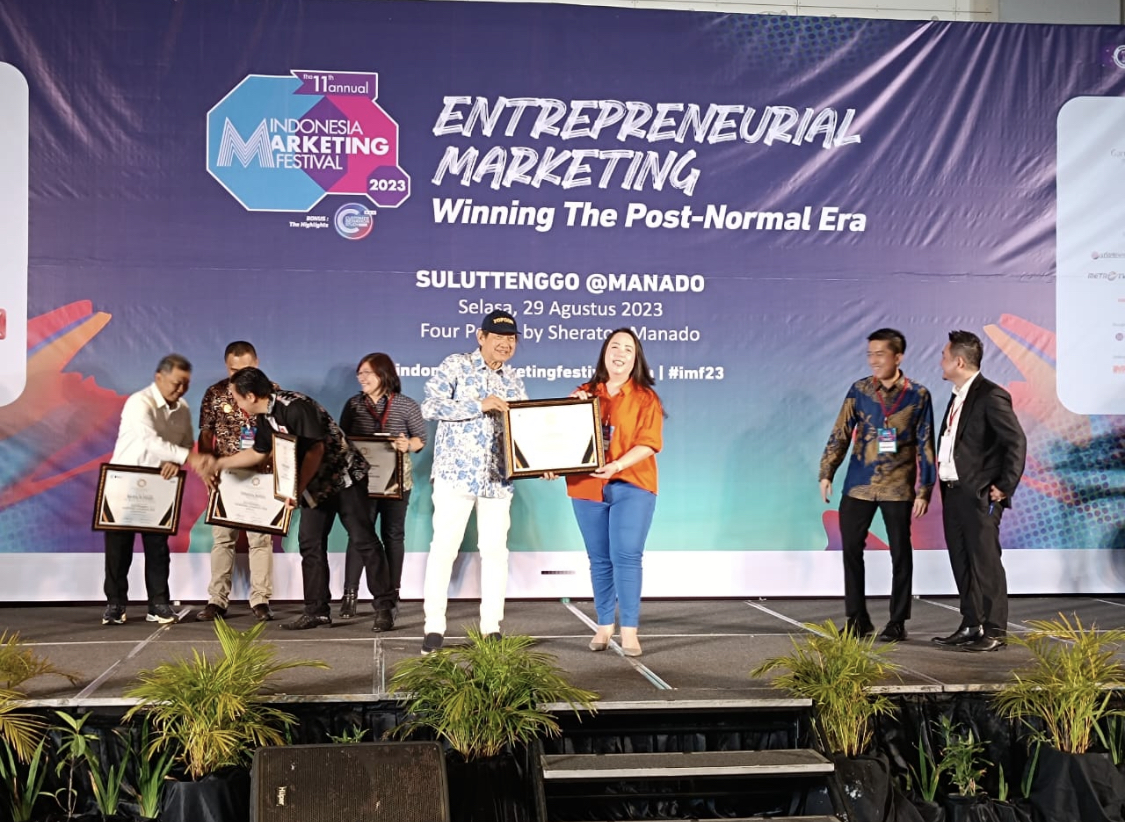 Direktur Sentra Medika Hospital Minut dr Cecilia Naritha menerima penghargaan Suluttenggo Marketing Champion 2023 di Bidang Kesehatan yang diserahkan Founder and Chairman MCop Hermawan Kartajaya.