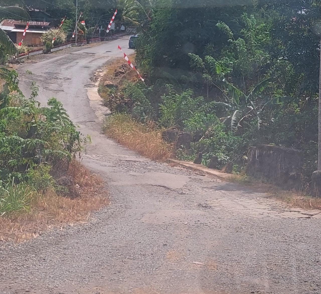 Tampak kerusakan jalan dengan ringan, sedang hingga berat pada akses jalan Desa Pindol ke arah Bendungan Lolak.