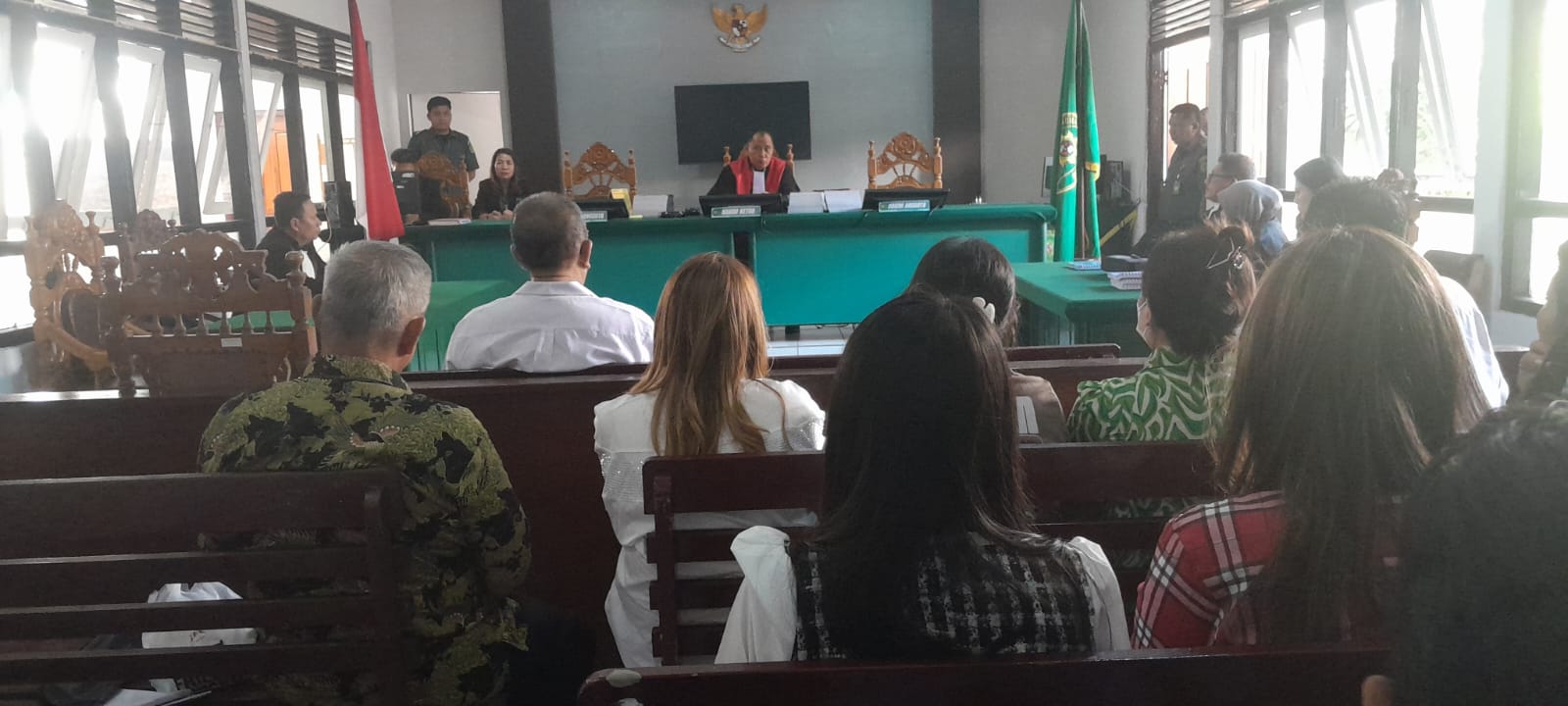 SERIUS: Suasana persidangan kasus tambang ilegal di Desa Ratatotok, Kabupaten Mitra yang menjerat tiga orang terdakwa di PN Tondano, belum lama ini. Dok istimewa