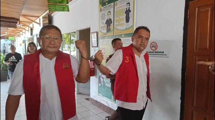 TANGGUNG JAWAB: Tampak dua dari tiga tersangka saat berada di PN Tondano mengenakan rompi merah tahanan Kejari Minsel. Dok istimewa