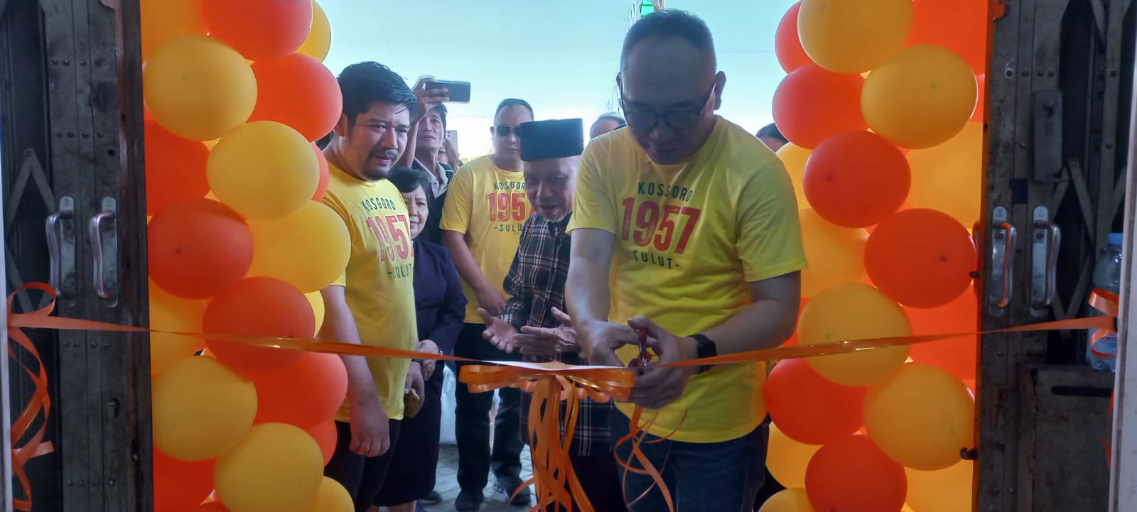 TUNJANG KINERJA: Jilly Philips Makarawung meresmikan Kantor Sekretariat PDK Kosgoro 1957 di Jalan Pumorouw, Kelurahan Tingkulu (Depan Kantor DPD Partai Golkar Manado) pada Jumat (1/9/2023).