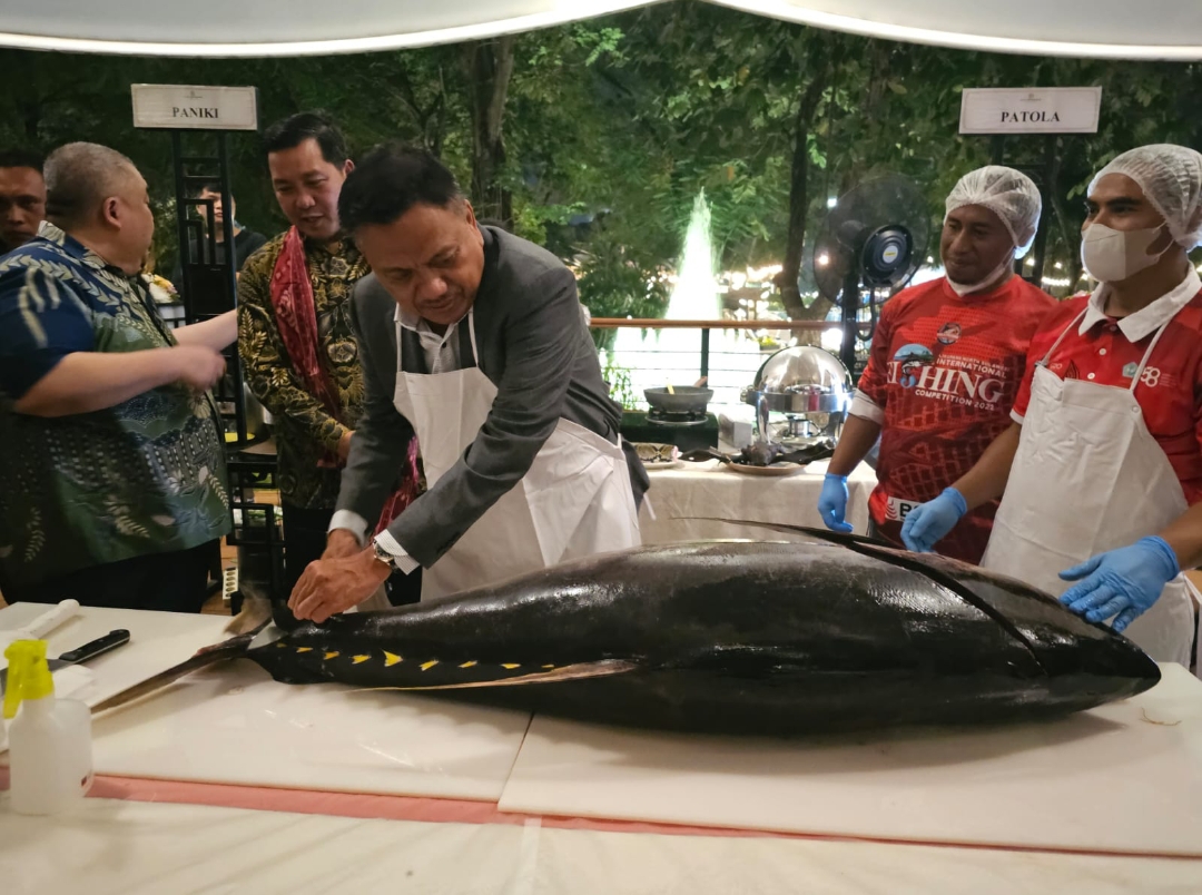 Gubernur Olly Dondokambey lakukan atraksi memotong tuna di Hotel Borobudur, Jakarta, Jumat (1/9)