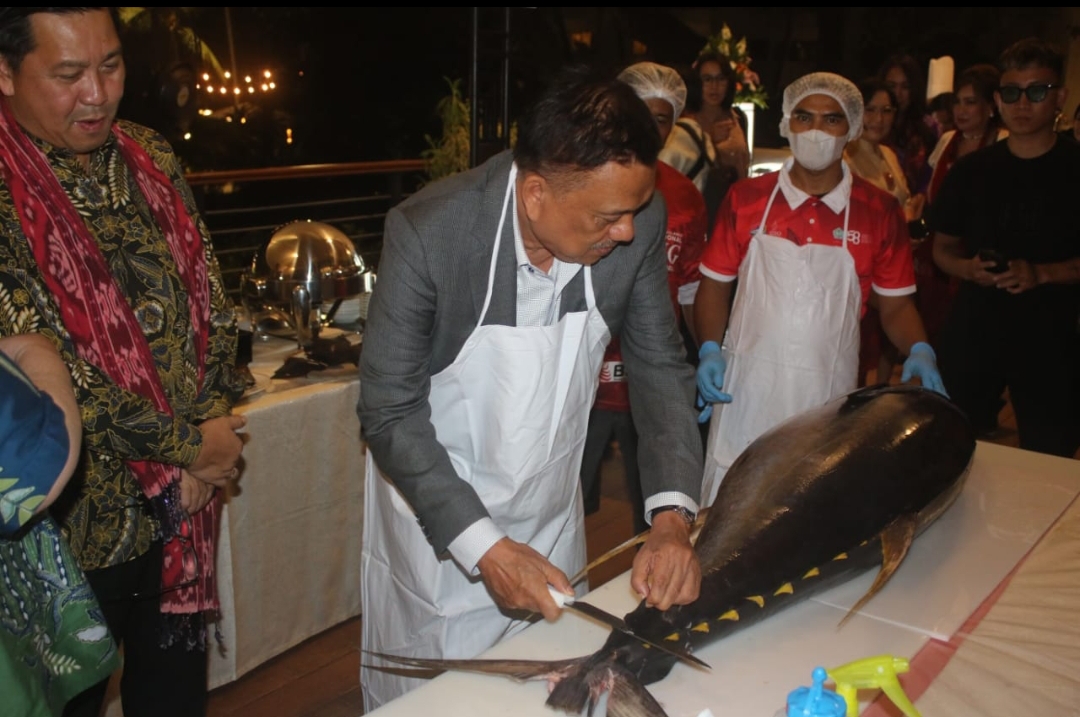 Atraksi potong Yellowfin itu, Gubernur Olly Dondokambey kukuhkan tuna Sulut Grade A terbaik dunia untuk dijadikan sashimi.