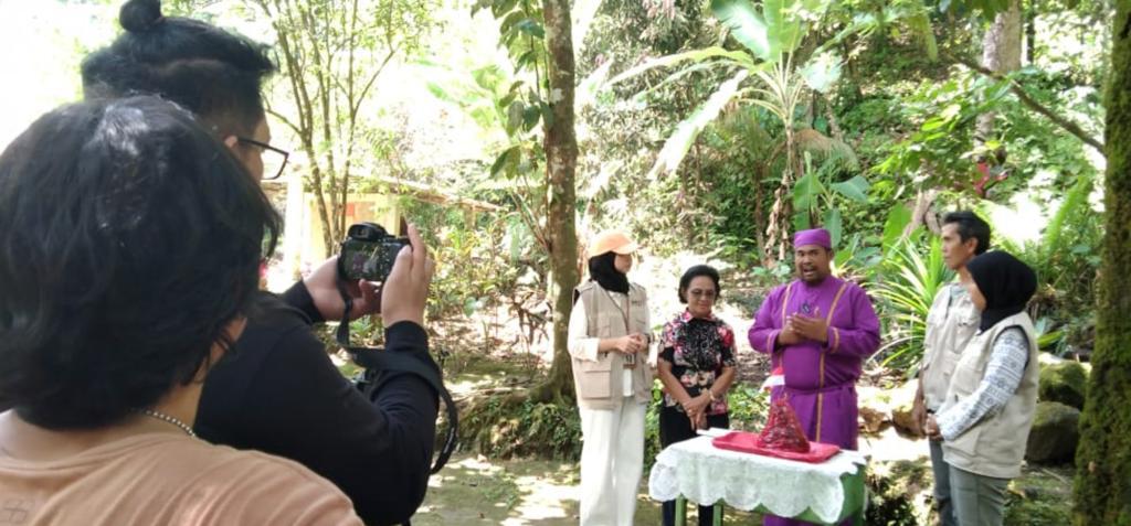 Tim pendataan objek budya sedang melakukan wawancara