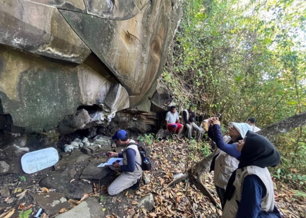 Tim pendataan objek budaya sedang melakukan penelitian di depan Gua Tengkorak.