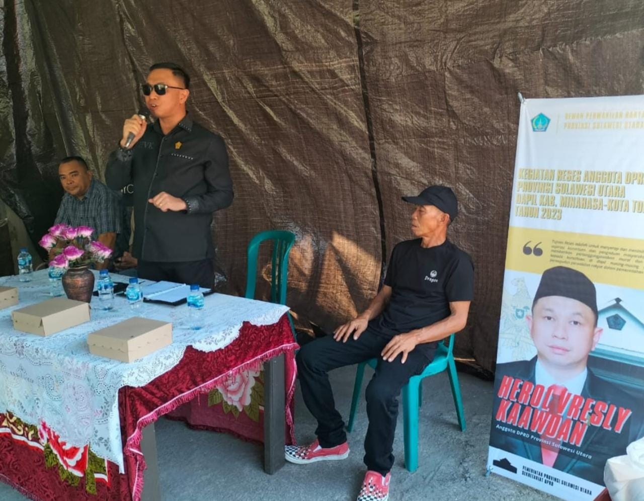 Anggota DPRD Sulut, HVK saat menanggapi keluhan waga Desa Timbukar, Minahasa.