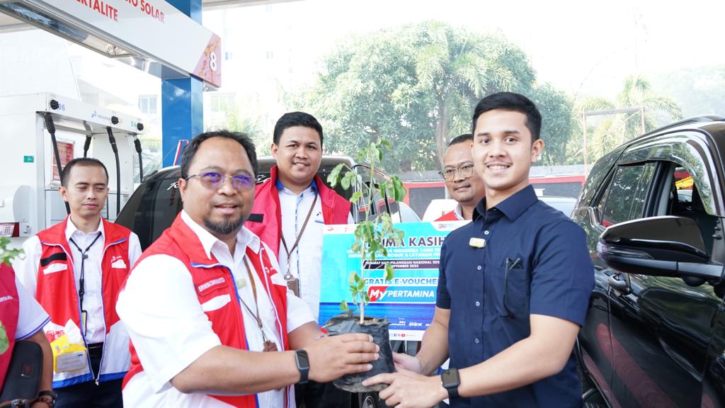 Manajemen Peetamina Patra Niaga Sulawesi saat memberikan bibit pohon kepada pelanggan di momen Harpelnas, Senin (4/9) lalu
