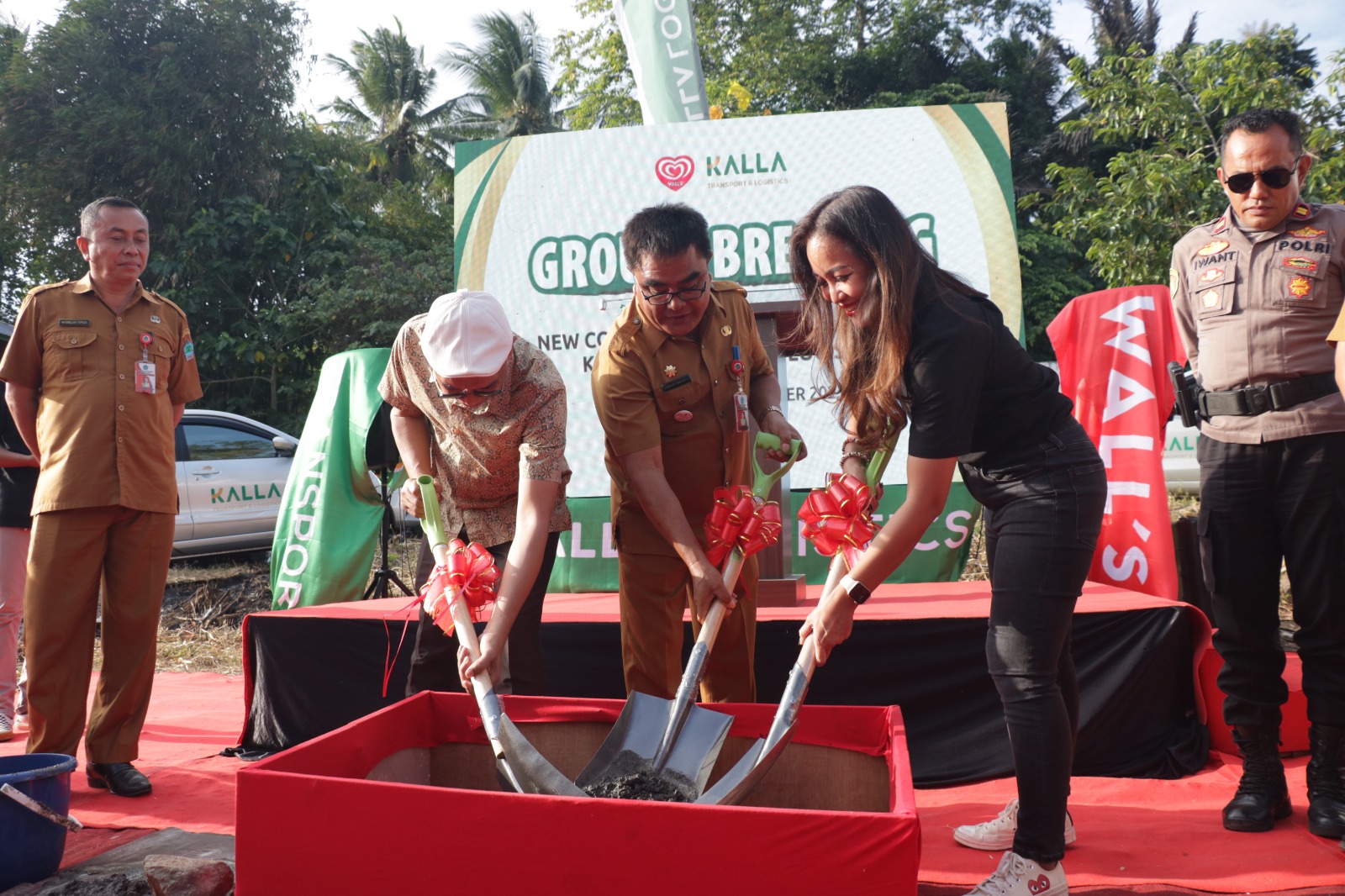 CEO Kalla Transport & Logistics, Andi Muhammad Gunawan bersama Ice Cream Director PT Unilever Indonesia Tbk, Hira Triadi dan jajaran Pemkab Minut, saat peletakan batu pertama, kemarin