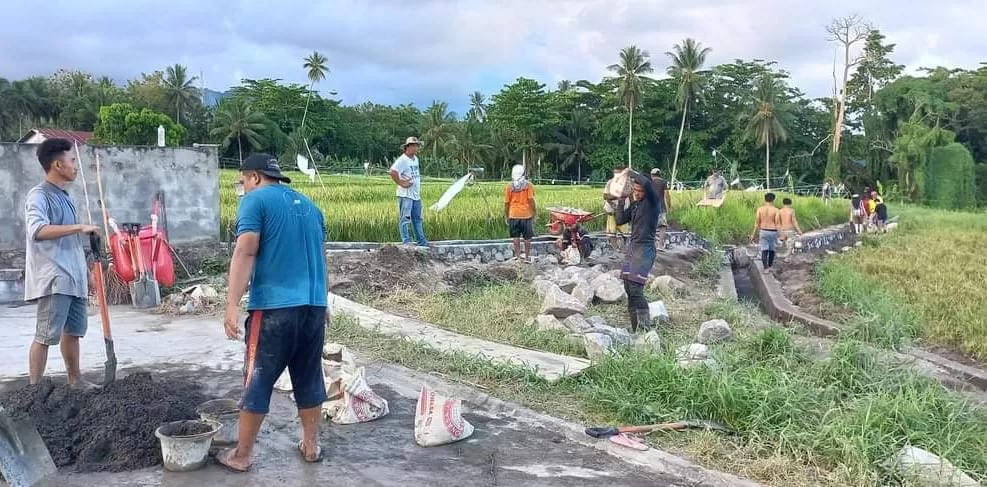 Pelaksanaan Kegiatan Padat Karya Tunai P3TGAI Membangun Sarana Irigasi Pertanian dengan Dana sejumlah 195Juta/ Kelompok yang dikelola langsung oleh Perkumpulan Petani Pemakai Air (P3A)
