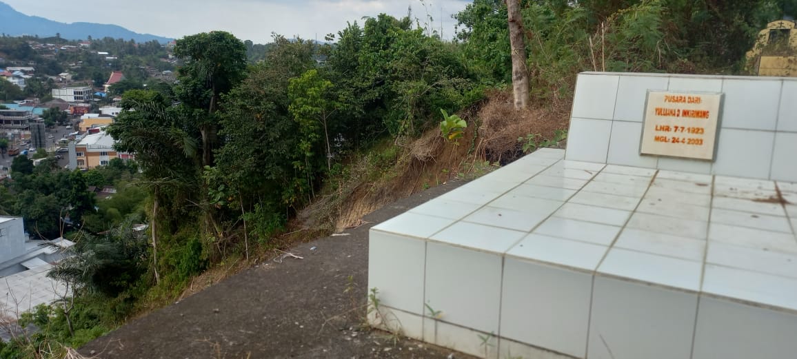TERANCAM LONGSOR: Nampak lahan pekuburan yang tepat berada di atas lokasi pekerjaan. Sebuah kuburan yang terancam longsor karena pengerugan lahan.