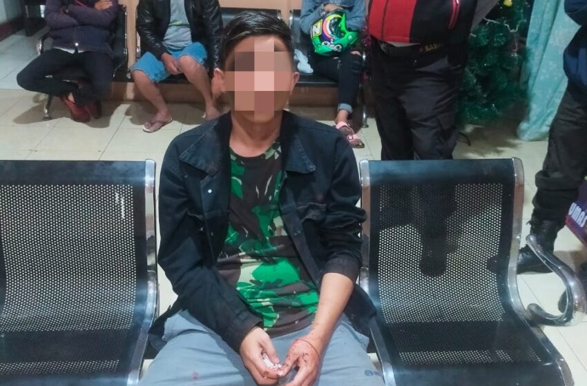 TAK BERKUTIK: Tersangka pembunuhan duel Sajam maut saat diamankan di Mapolres Tomohon. Dok istimewa