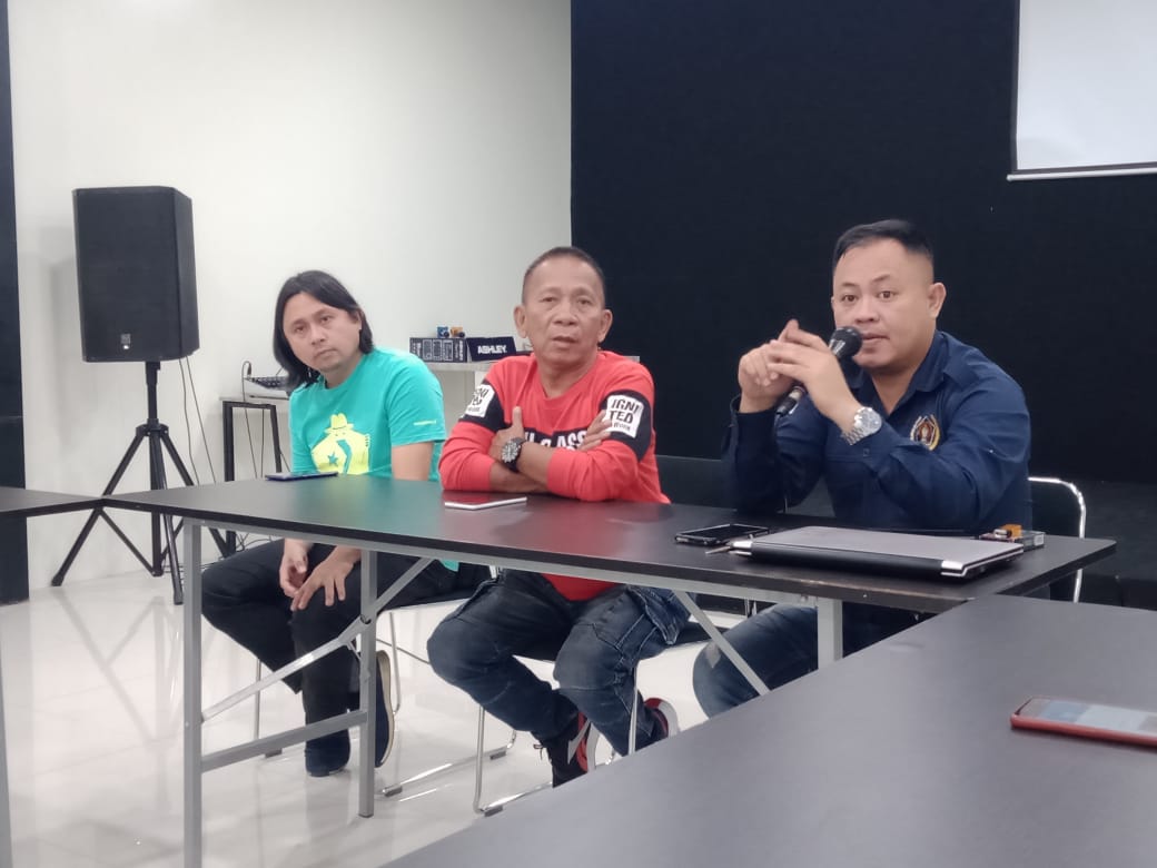 INTERAKTIF: Ketua PWI Sulut Drs Voucke Lontaan (tengah) didampingi Ketua PWI Kota Tomohon Terry A Wagiu dan Sekretaris Melky Karwur. Dok istimewa