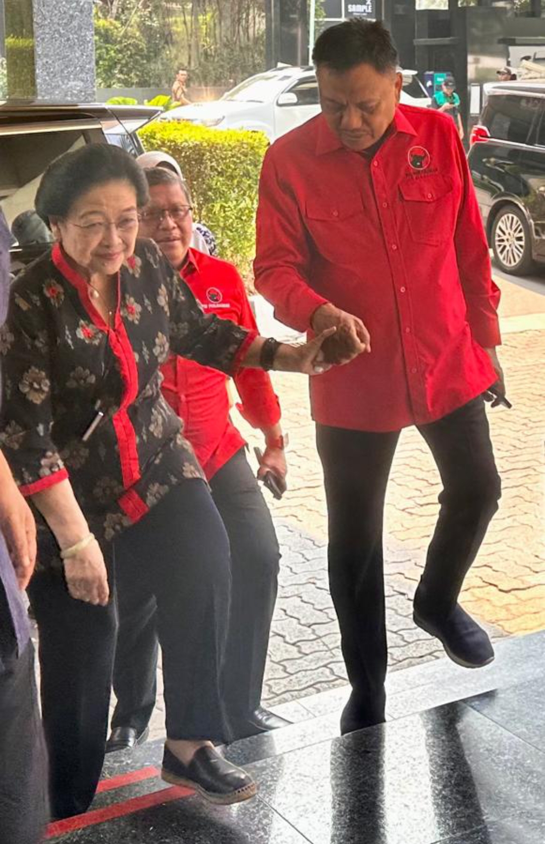 Olly Dondokambey tuntun Ketua Umun DPP PDI-Perjuangan Megawati Soekarno Putri dalam rapat 4 Ketum Parpol pengusung Capres Ganjar Pranowo