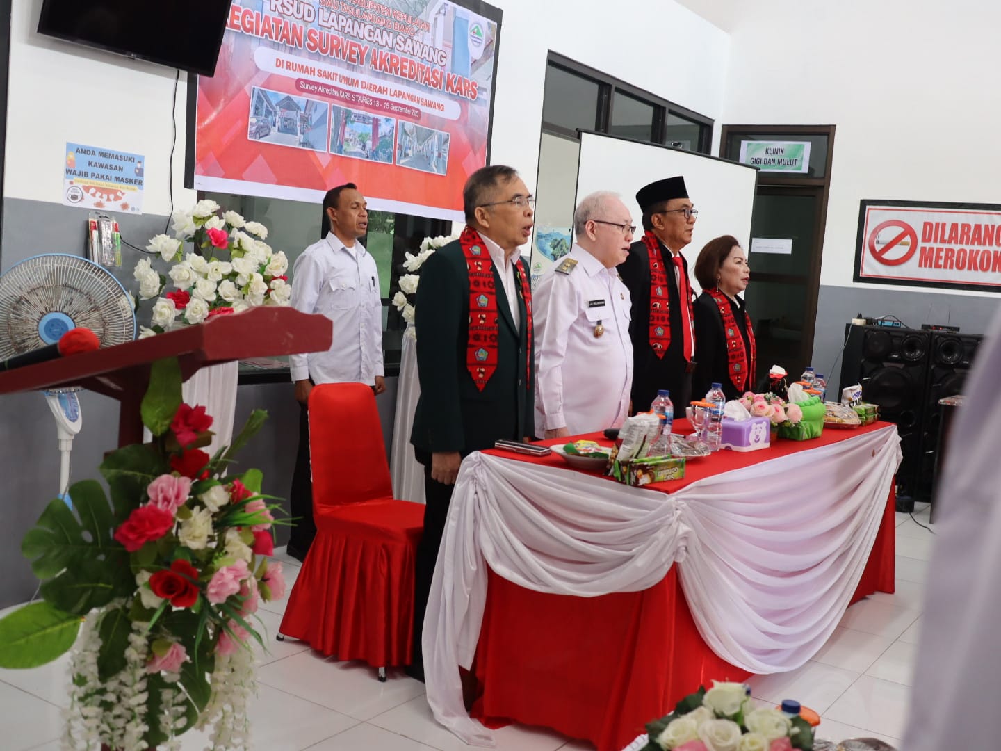 Wakil Bupati Sitaro Jhon H Palandung yang didampingi Asisten III Samuel Raule dan Asisten I Setda Ir Novia Tamaka serta Dirut RS Lapangan Sawang Dr Hendra Toreh. (Istimewa)