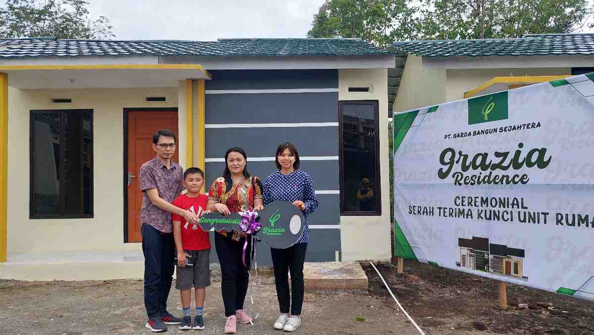 BERI BUKTI: Greysia Polii menyerahkan secara simbolis kunci rumah kepada user Grazia Residence. Dok istimewa