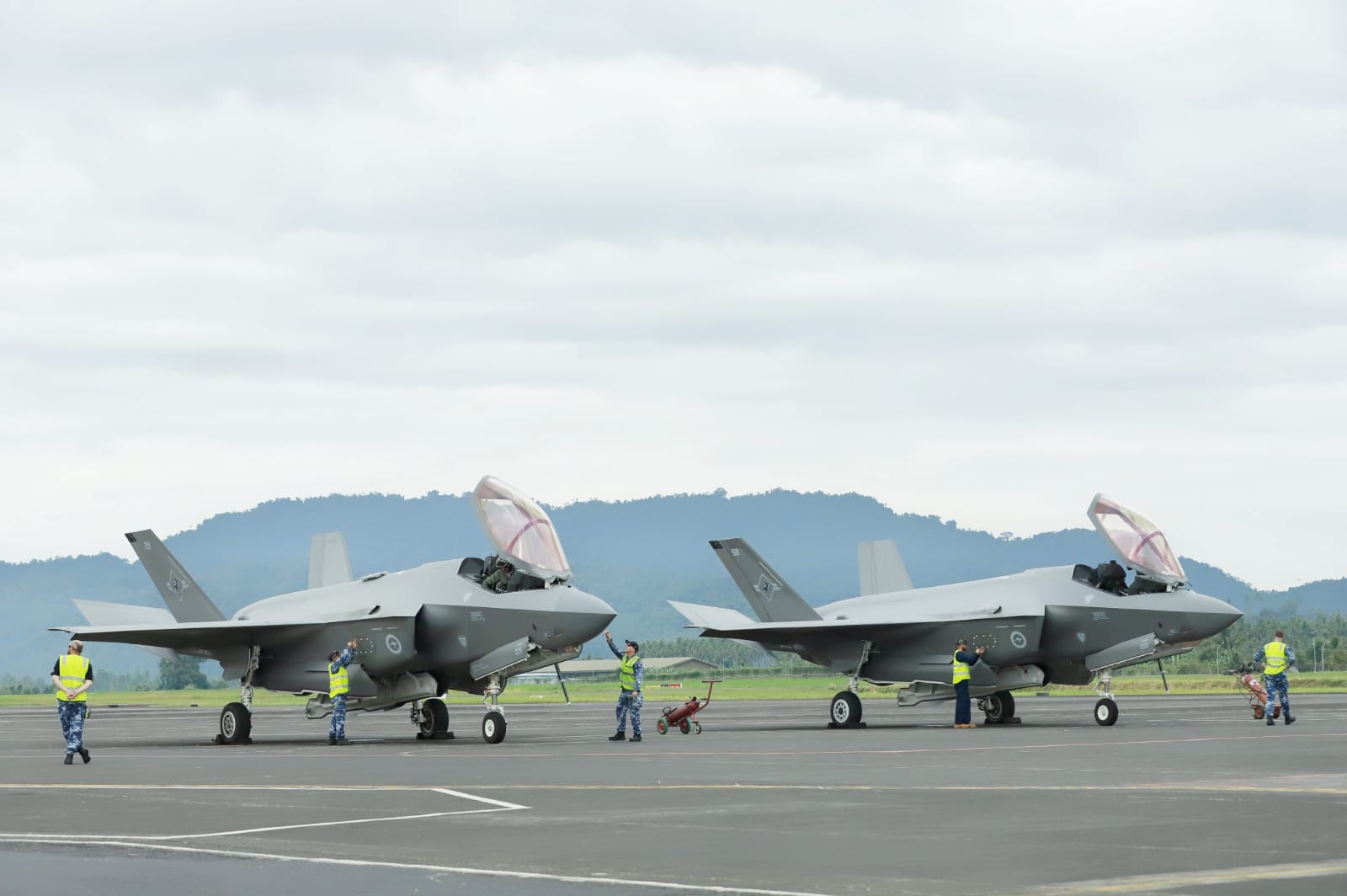 Rombongan pertama delegasi Angkatan Udara Australia (RAAF) telah tiba di Lanud Sam Ratulangi, Manado, Sulawesi Utara pada Kamis (14/9/2023). Rombongan ini terdiri dari tiga Pesawat F-35 RAAF Australia