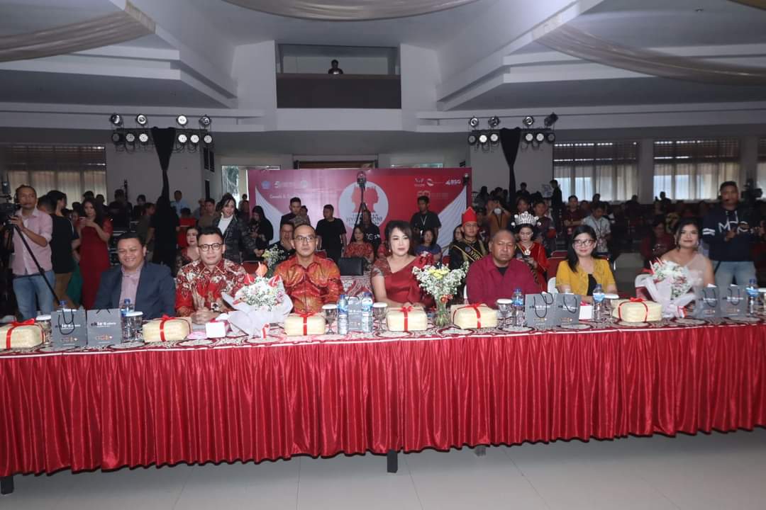 PROFESIONAL: Jajaran Dewan Juri PNNS saat menilai langsung Grand Final Pemilihan Nyong-Noni Sulut, akhir pekan lalu. Dok istimewa