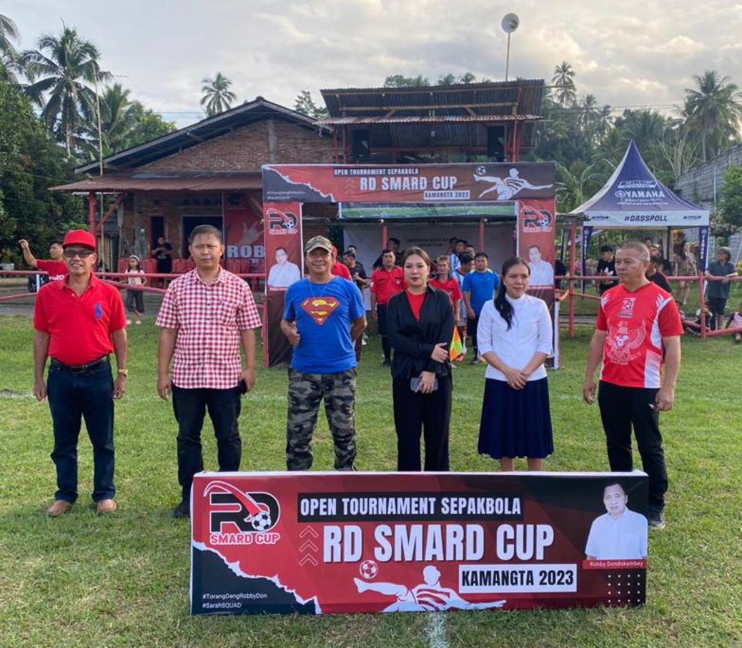 BERGULIR: Turnamen sepak bola RD SMARD CUP di Desa Kamangta dibuka secara resmi oleh Tokoh Muda Tombulu Sarah Dondokambey, Sabtu (16/9/2023).