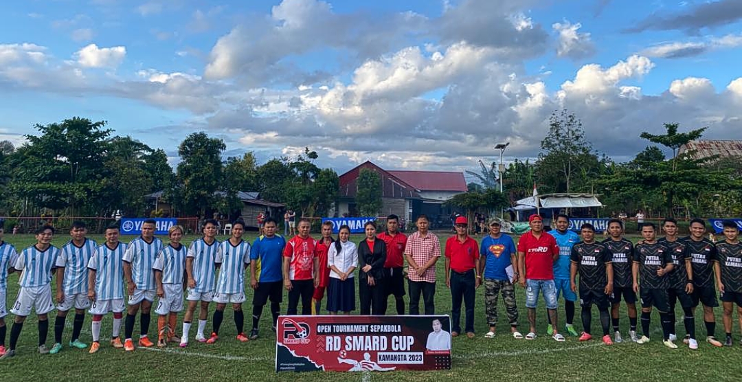 Tokoh muda Sarah Dondokambey bersama pemain-pemain di Turnamen RD SMARD CUP.