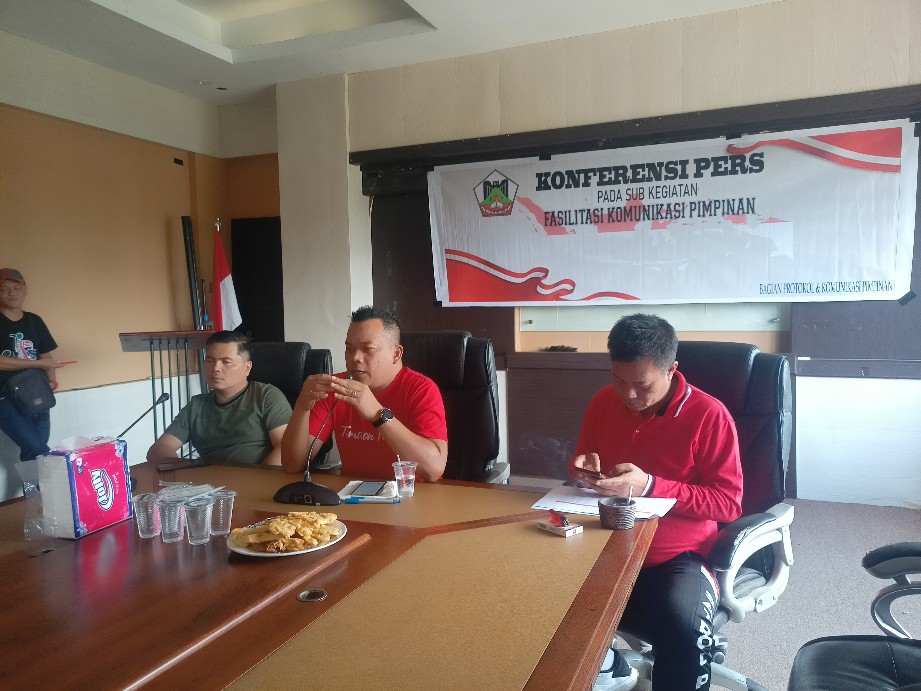 BERI PENJELASAN: Camat Tomohon Tengah Yogi Winadio (tengah) saat memberikan pemaparan pencapaian PBB-P2. Dok Jul/MP
