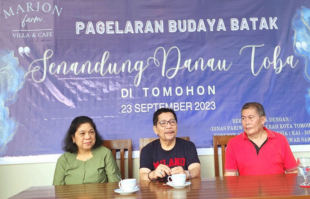 SAMPAIKAN INFORMASI: (dari kiri ke kanan) Conny Sihotang Maningkas, Raymond Pardede dan Richard Kalesaran saat memberikan keterangan pers terkait gelaran Pagelaran Budaya Batak. Dok istimewa