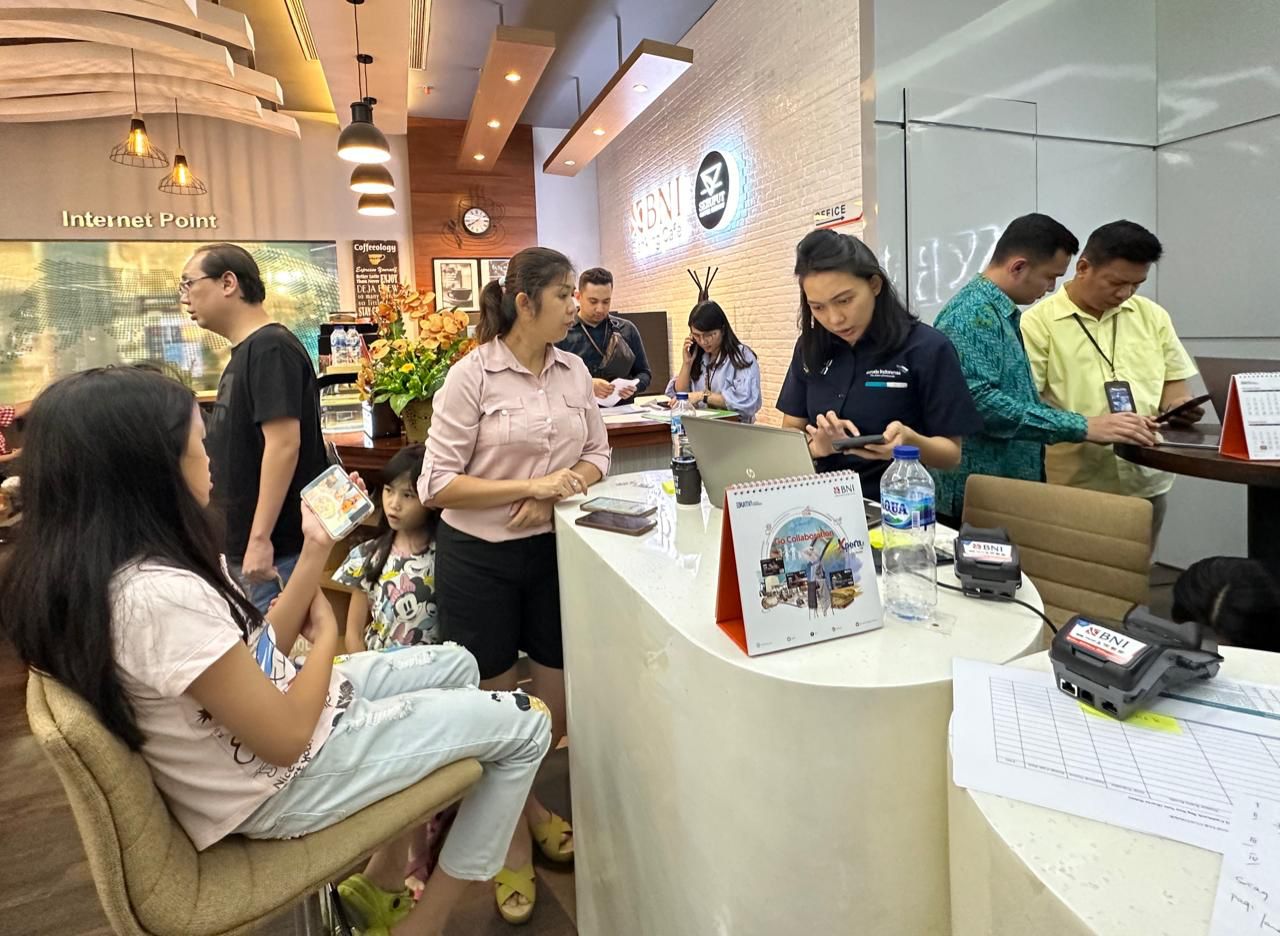 Antusias masyarakat Sulut yang sedang melakukan pembelian tiket di BNI-Garuda Big Day Sale, di BNI Banking Cafe, Jumat (22/9).