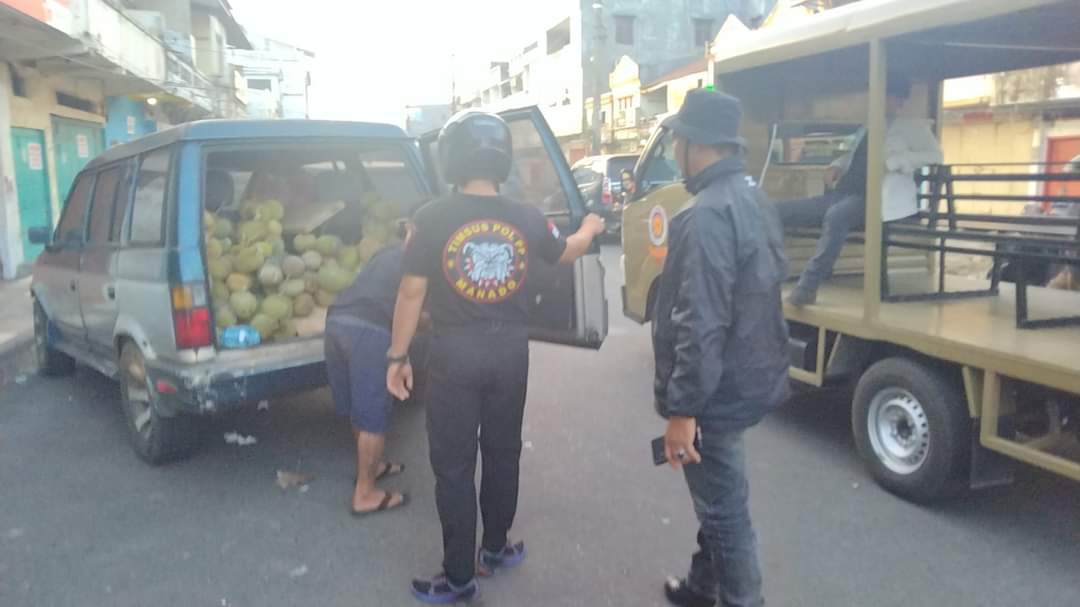 TEGAS: Satpol PP menertibkan pedagang buah yang berjualan di jalan.
