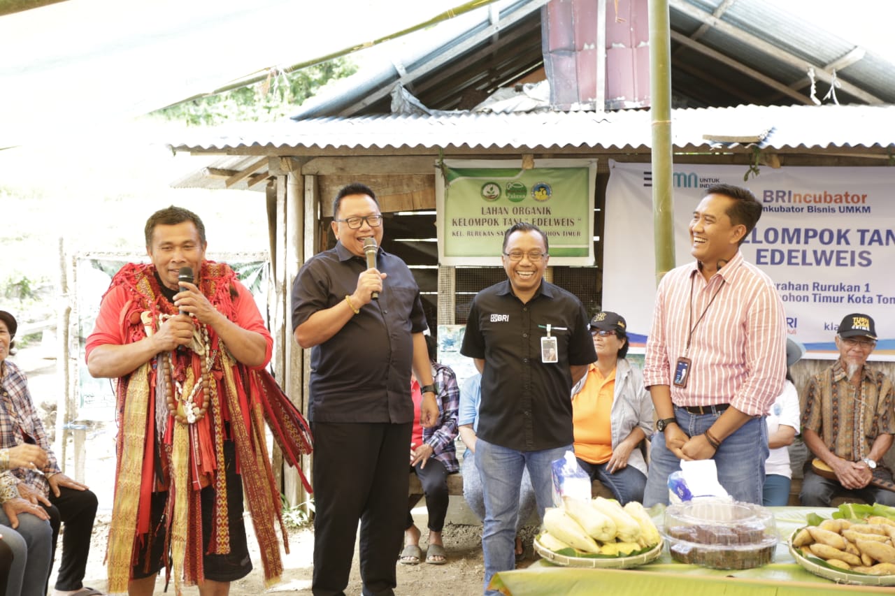 Dewan Komisaris BRI Heri Sunaryadi didampingi  Regional CEO BRI Kanwil Manado Luthfi Iskandar saat menyapa langsung para anggota Klaster Edelweis Tomohon.
