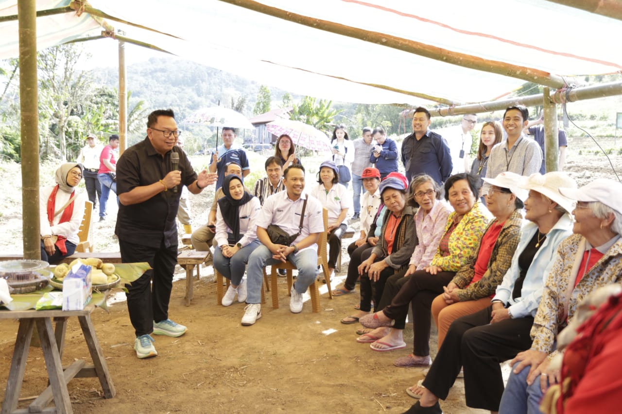 Dewan Komisaris Heri Sunaryadi  saat menyapa langsung anggota Klaster Edelweis Kota Tomohon, beberapa waktu lalu