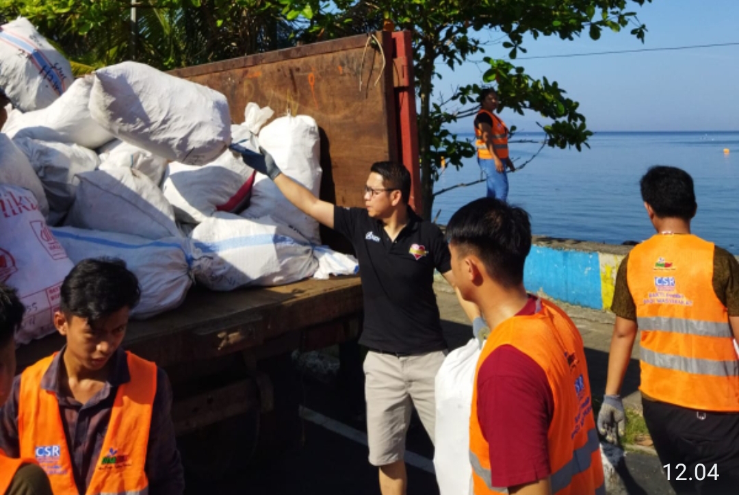 CEO Fresh Mart Andy Sumual ikut turun tangan angkut sampah di Pantai Tuminting
