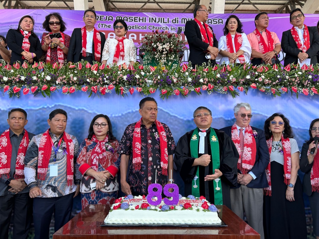 SUKSES: Pj Bupati Minahasa Jemmy Kumendong mendampingi Ketua BPMS GMIM Pdt Hein Arina dan Gubernur Olly Dondokambey pada Ibadah Syukur HUT ke-89 Tahun GMIM Bersinode, Sabtu (30/9/2023).
