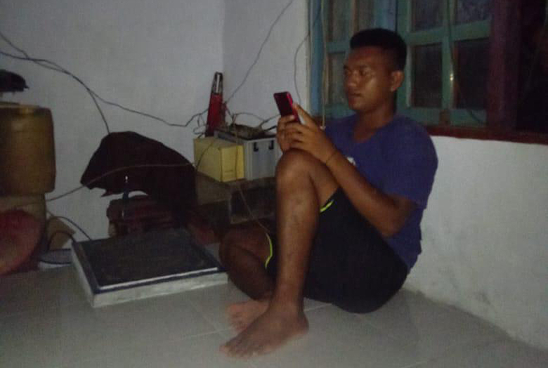 Kubur di ruang dapur jadi tempat bersantai warga Pulau Buhias, Kamis (28/9) (Dewi/MP)