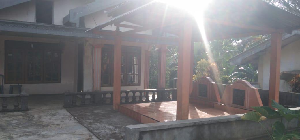 Kuburan di samping rumah warga berada tepat pada fondasi rumah warga Dame I. (Dewi/MP)