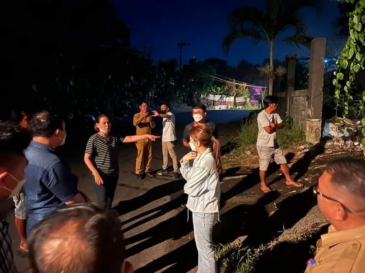Anggota DPRD Manado Mona Kloer bersama pihak Pemerintah Kota Manado saat memantau lokasi kebakaran di TPA Sumompo.