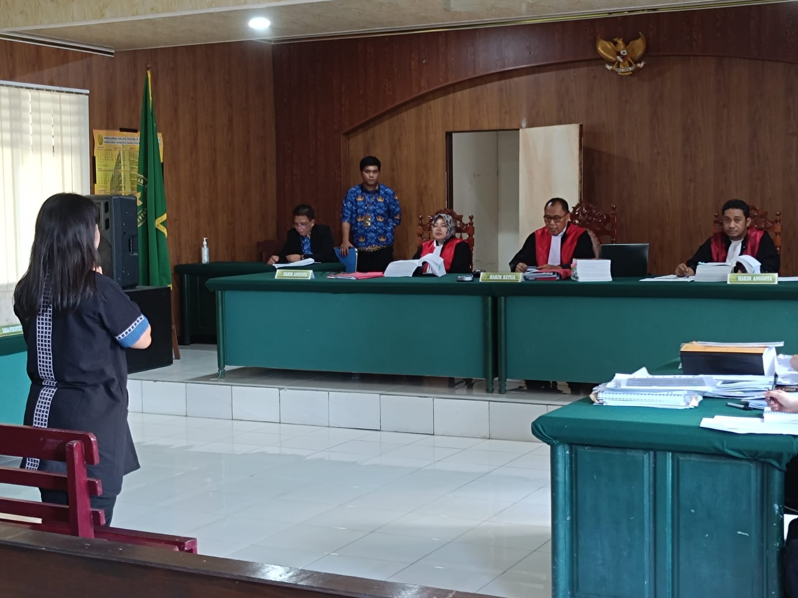 TERUS BERGULIR: Suasana persidangan dugaan kasus tambang ilegal di PN Tondano, Senin (2/10). Dok istimewa