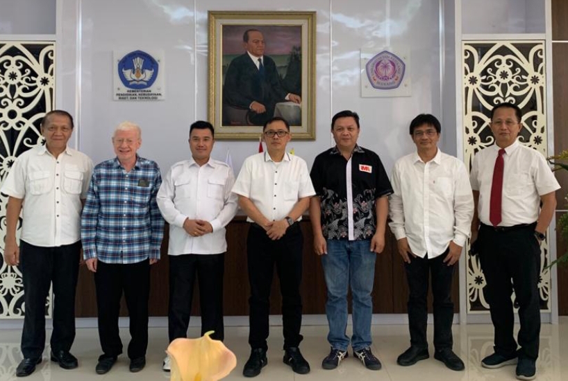 Rektor Prof Berty Sompie didampingi Prof Grevo Gerung, Prof Ronny Maramis, Dr Maks Rembang, saat menerima IMA Tommy Waworundeng, Ivanri Matu, dan Pr Ronny Worang