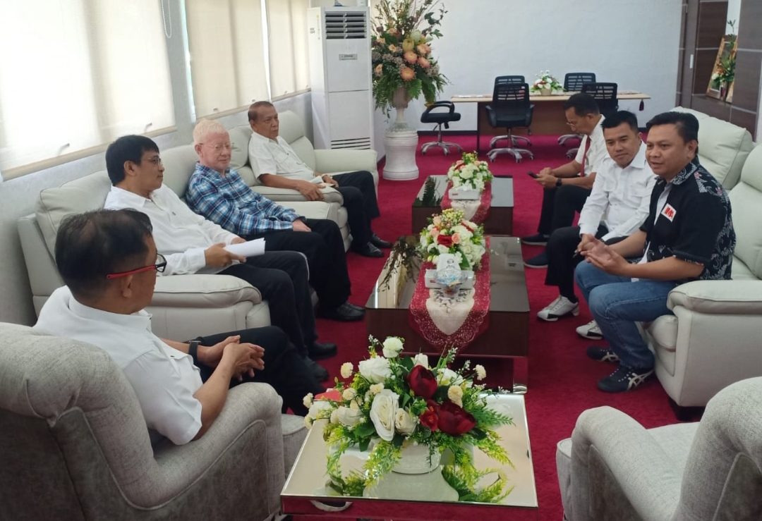 Rektor Prof Berty Sompie didampingi Prof Grevo Gerung, Prof Ronny Maramis, Dr Maks Rembang, saat menerima IMA Tommy Waworundeng, Ivanri Matu, dan Pr Ronny Worang