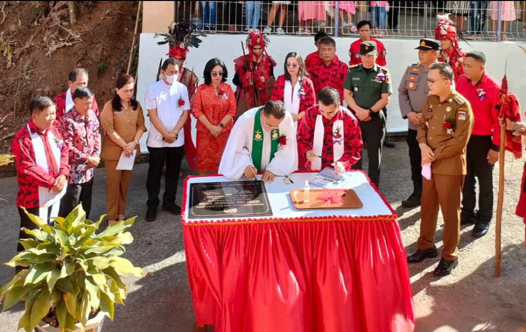 SYUKURI: Sekretaris BPMS GMIM, Pdt DR Evert Tangel MPdK, saat menandatangani prasasti peresmian gedung gereja, Selasa (3/9/2023).FRANKY SUMARAW/MP