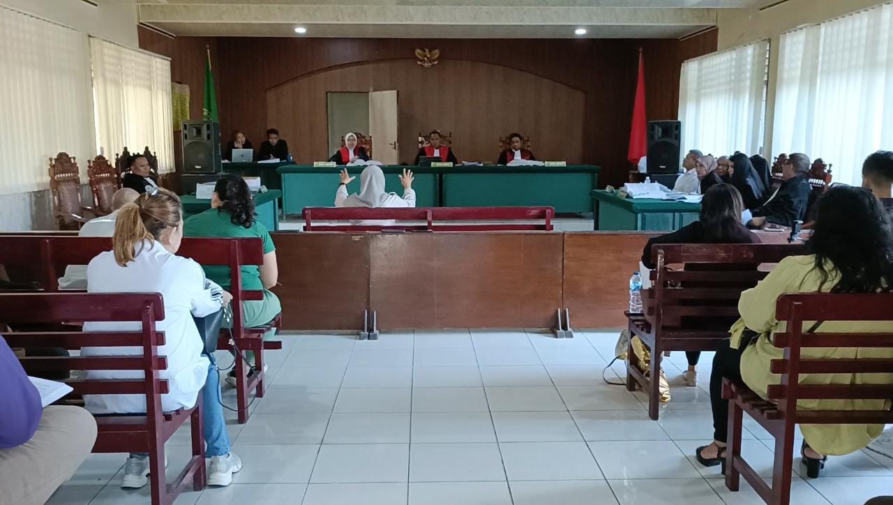 BERI PENJELASAN: Para saksi yang dihadirkan dalam persidangan, diantaranya Inspektur Tambang Haderia Dawing memberi keterangan yang memberatkan terdakwa. Dok istimewa