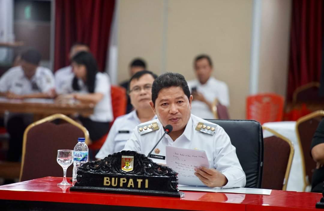 BAHAS: Suasana rapat Pemkab Minahasa dan Forkopimda Plus di Ruang Sidang Kantor Bupati, Rabu (4/10/2023) kemarin.