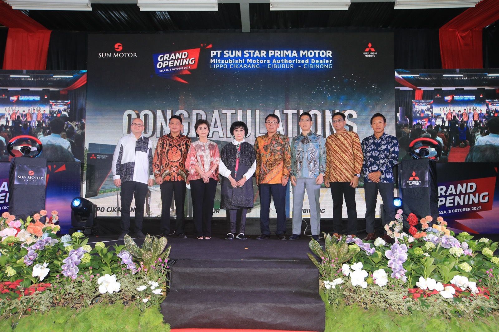 Jajaran pimpinan PT Mitsubishi Motors Krama Yudha Sales Indonesia (MMKSI) bersama SUN Motor Group saat meresmikan tiga dealer resmi baru di Jabodetabek, Selasa (3/10).