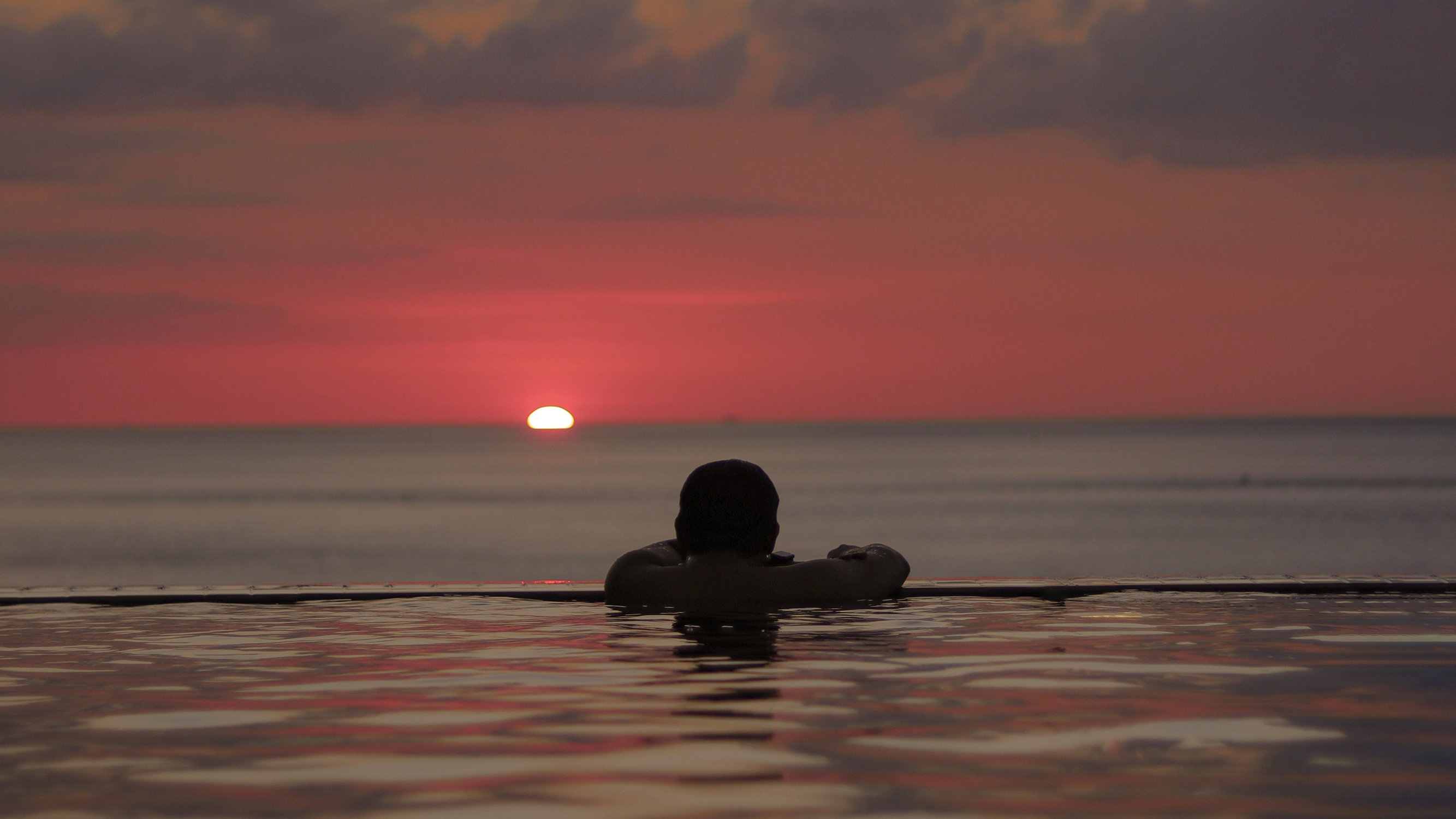 Indahnya panorama dari kolam di Hotel Aryaduta Manado (Istimewa)