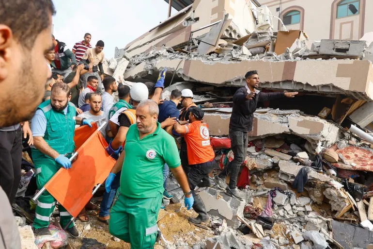 Tim penyelamat mencari korban di bawah puing-puing rumah yang hancur akibat serangan Israel di Khan Younis, di Jalur Gaza selatan (Ibraheem Abu Mustafa/Reuters)