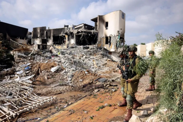 Tentara Israel berpatroli di luar kantor polisi yang merupakan lokasi pertempuran setelah infiltrasi massal oleh penyerang Hamas dari Jalur Gaza, di Sderot (Ronen Zvulun/Reuters)