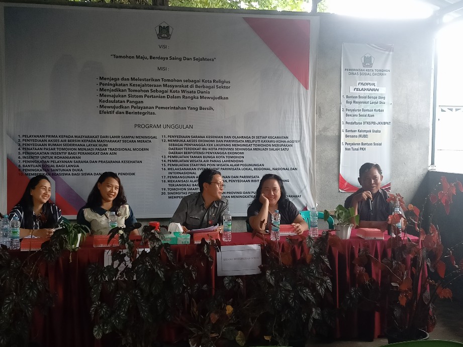BERI PENJELASAN: Suasana pelaksanaan konferensi pers terkait polemik penemuan bayi dalam kardus, yang bikin heboh masyarakat Kota Tomohon beberapa waktu lalu. Dok Jul/MP
