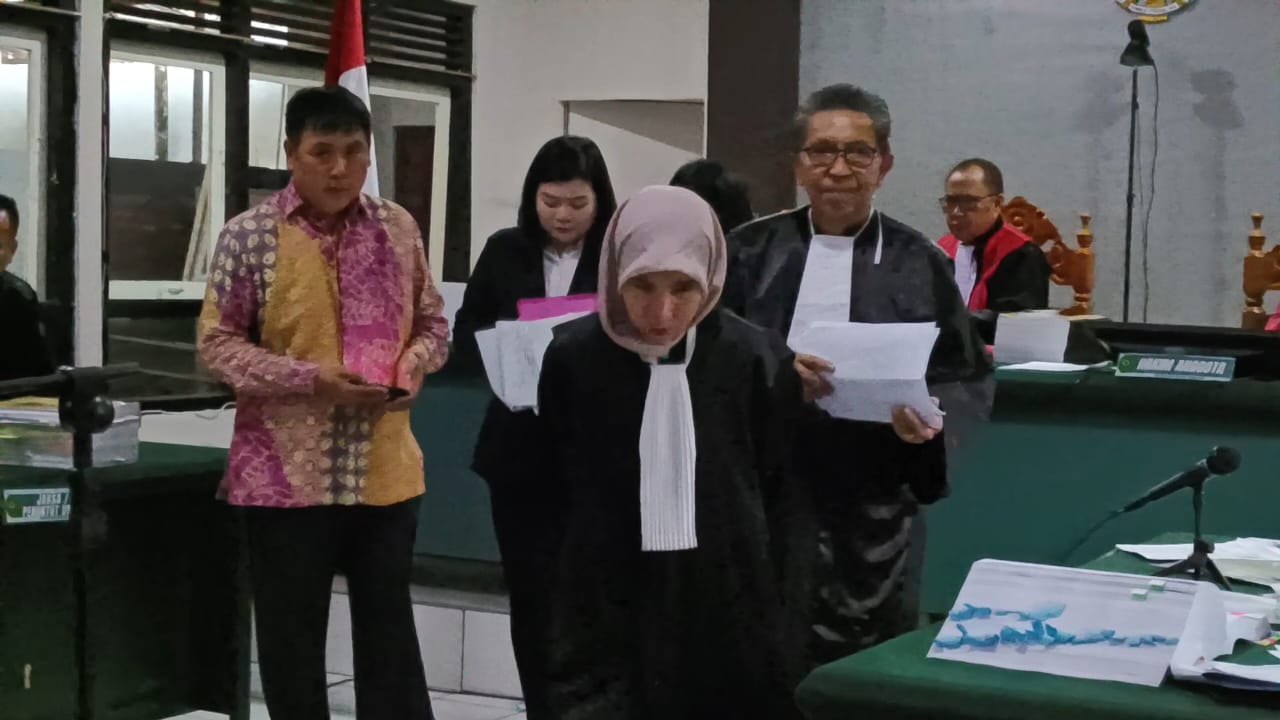 ALOT: Suasana pelaksanaan sidang lanjutan kasus dugaan tambang ilegal milik PT BLJ, di PN Tondano, Senin (9/10) kemarin. Dok istimewa