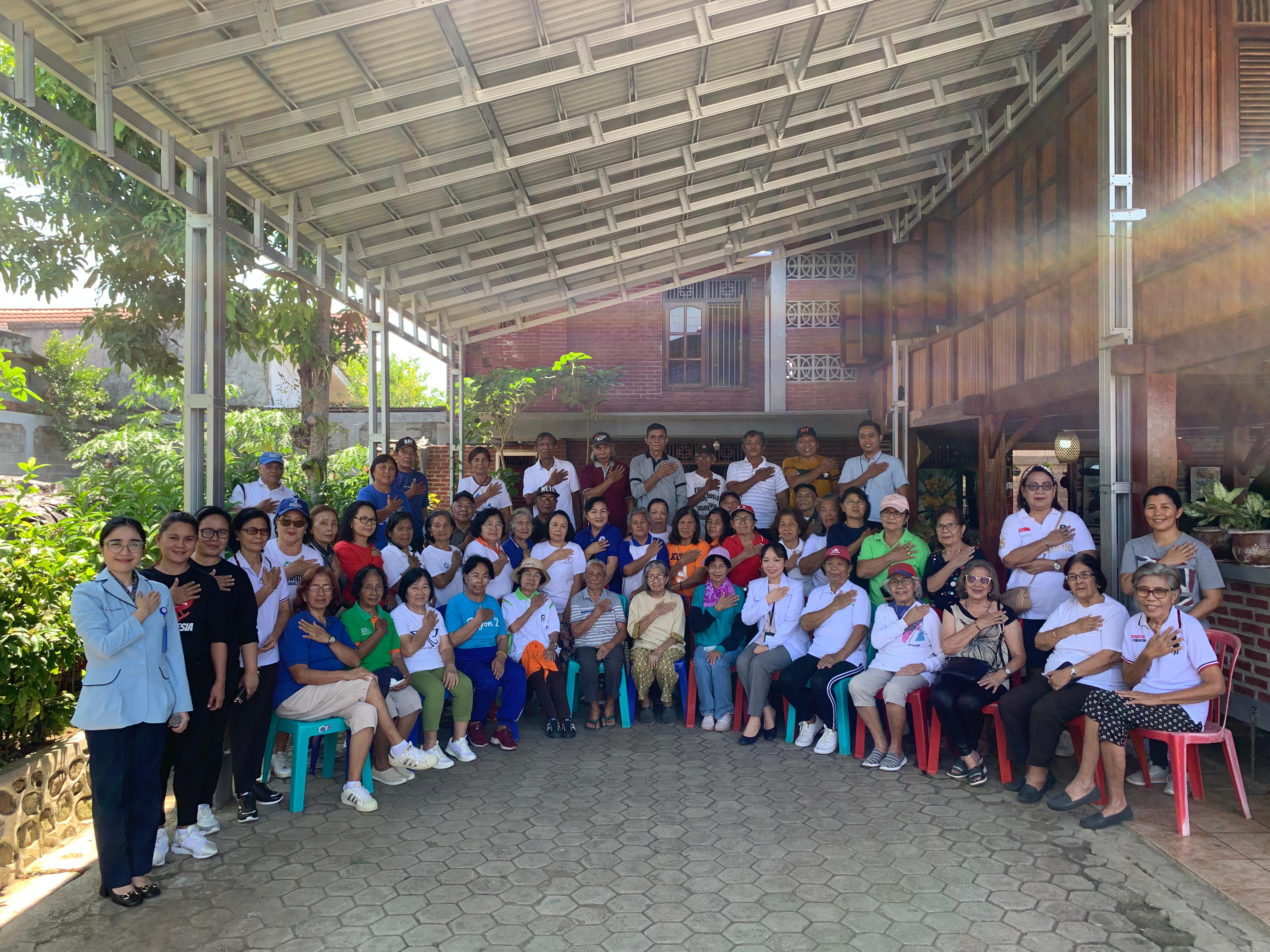 ANTUSIAS: Tim PKRS Sentra Medika Hospital Minut memberikan edukasi kesehatan prolanis di Desa Tumaluntung, Kecamatan Kauditan, Kamis (12/10/2023).
