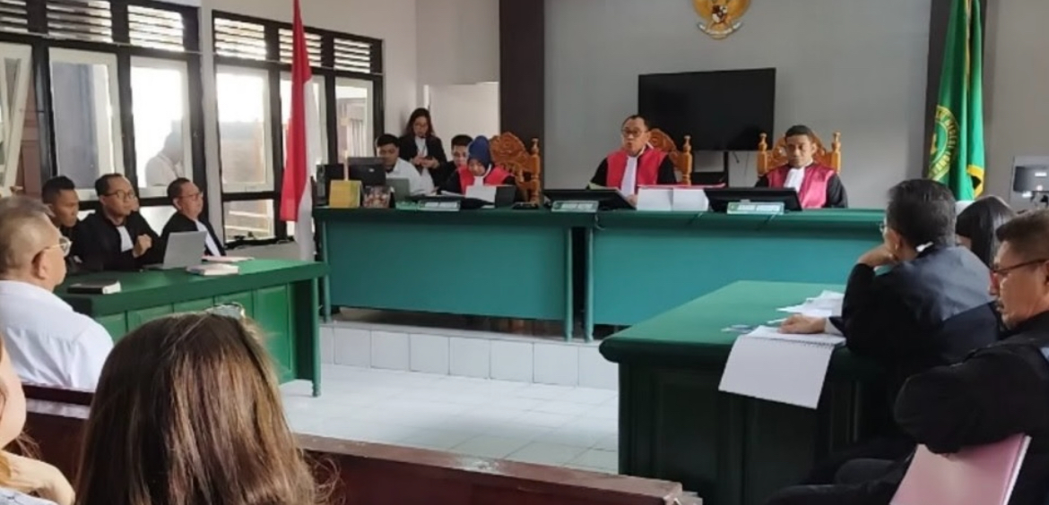 Gempindo Pertanyakan Kejanggalan Perkara BLJ, Tegaskan Penetapan 3 Tersangka sebagai Kesalahan. Tampak foto persidangan