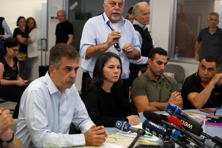 Menteri Luar Negeri Jerman Annalena Baerbock menghadiri konferensi pers dengan timpalannya dari Israel Eli Cohen (kiri) selama kunjungan ke pusat komando Netivot di Israel selatan (Atef Safadi/EP)