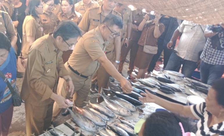 Pj Bupati Sitaro Joi Eltiano Bernadin Oroh didampingi Sekkab Denny Kondoj sidak Pasar Ondong, Kecamatan Siau Barat, Senin (16/10). (Istimewa)